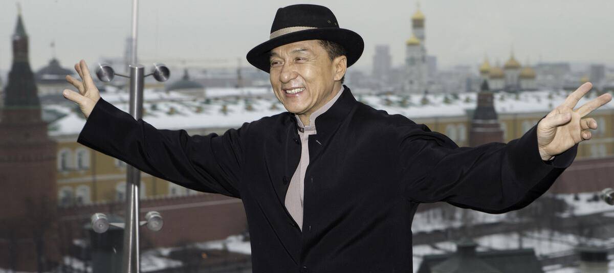 房祖名与1982年出生在美国,父亲成龙是一位国际动作巨星,可谓是家境