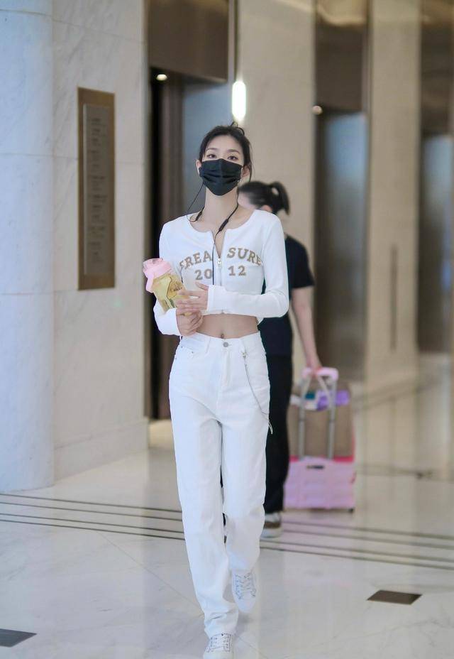 成功 曾可妮真懂打扮，穿露脐装大方秀蛮腰，却被手上的大水杯抢镜