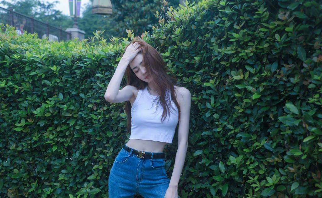 身材 徐璐聚餐被人偶遇,穿大码长袖玩失踪,粉丝镜头下嘴咬筷子好撩人