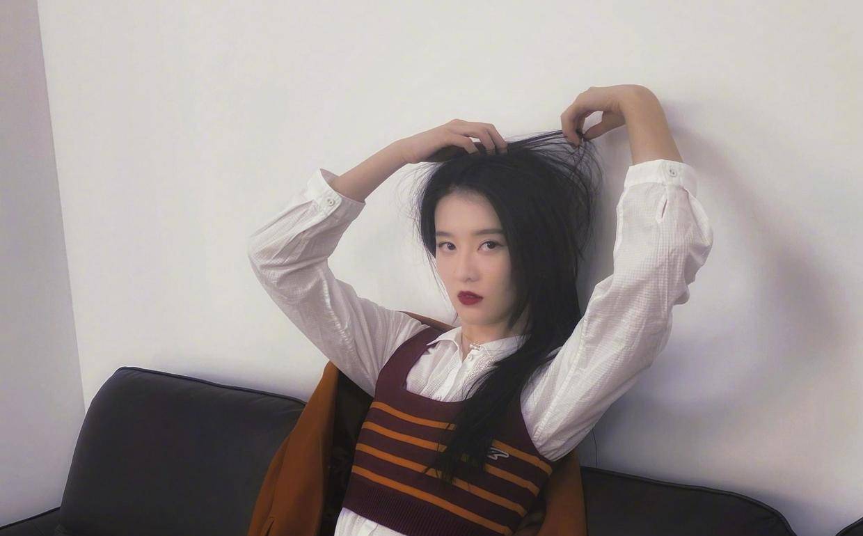 身材 我被乔欣的“括号臀”迷住了，穿紧身抹胸连衣裙，大胆秀出腰臀比