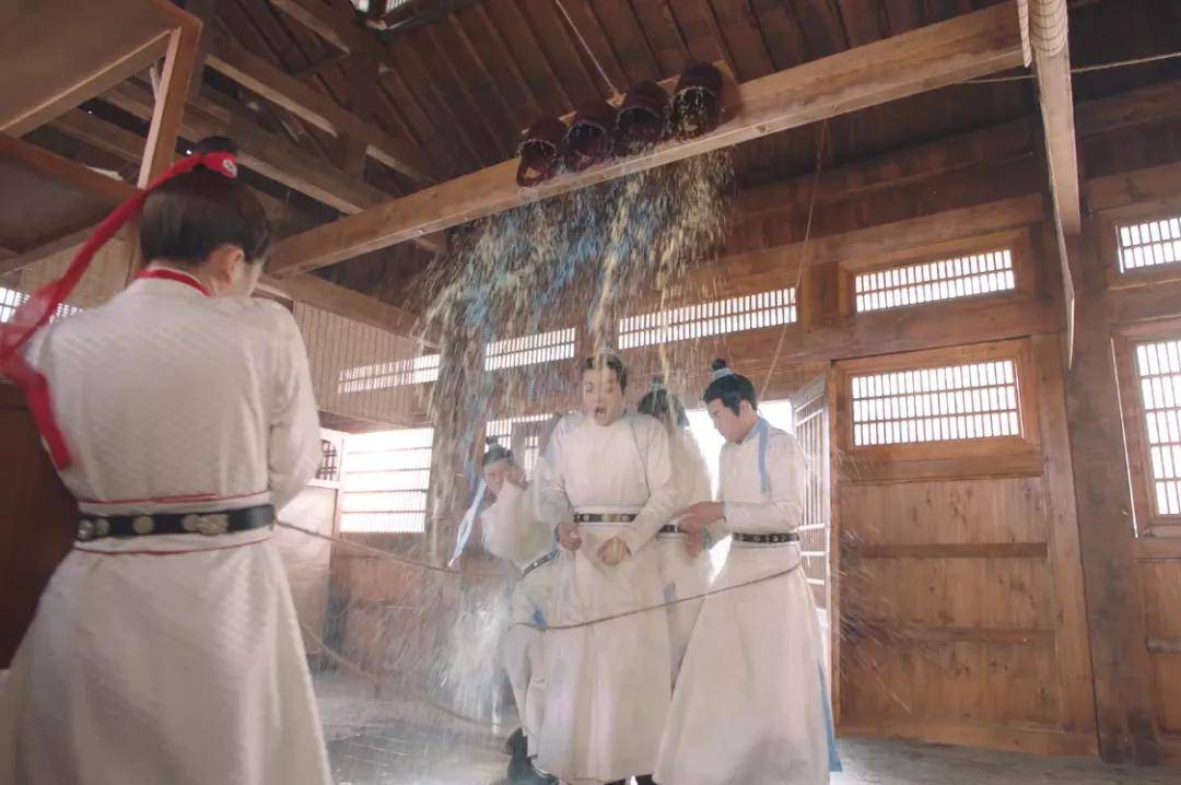 什么|甜宠剧水平被赵露思新剧拉低！男演员古装扮相丑，剧情幼稚两集弃