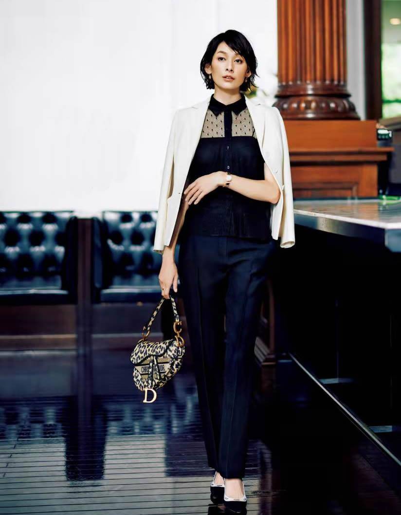 曲线 穿对黑色，我有一套！大女人风的“黑色穿搭”大赏，40+女人必学