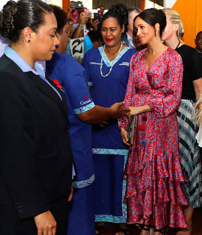 高跟鞋 梅根终于穿错鞋，踩双坡跟鞋真够土，一万多印花裙穿成一百地摊货