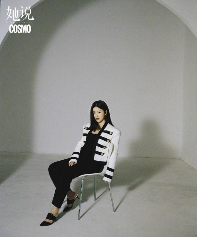 服装 怀孕的朱珠仍时髦,挺孕肚拍时尚大片女人味十足,双腿纤细真难得