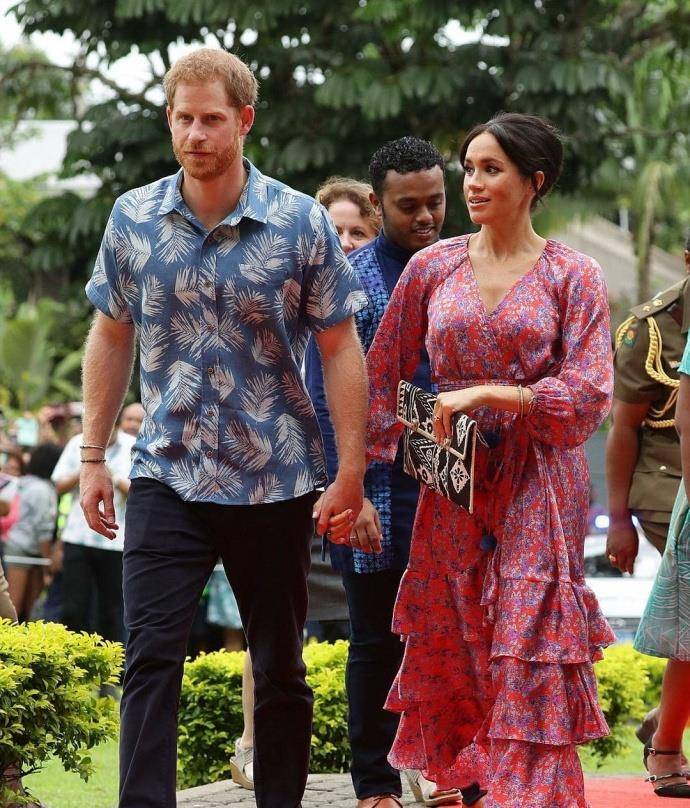 高跟鞋 梅根终于穿错鞋，踩双坡跟鞋真够土，一万多印花裙穿成一百地摊货