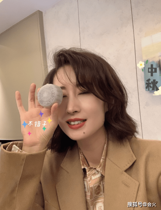 观众45岁刘敏涛深夜开工被拍，皮肤白皙腰肢纤细，与工作人员开心热聊