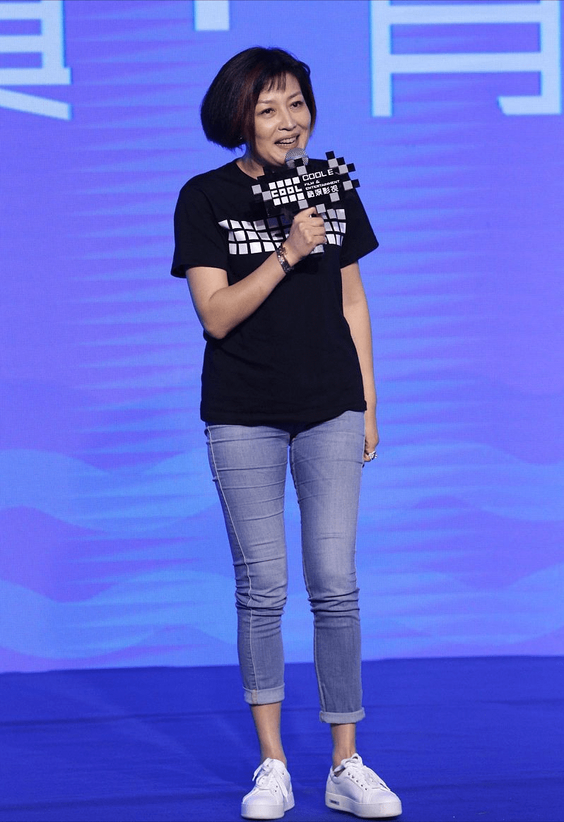 形象 哈文和女儿的状态真不错，一个染红发潇洒大气，一个似时尚博主