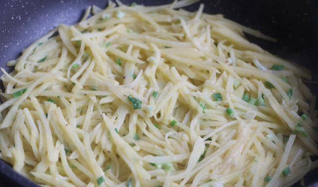 做法|土豆丝换种做法,简单4步做成懒人早餐,酥脆又好看