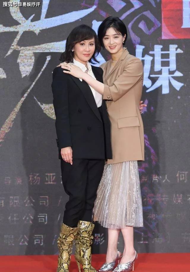 上半身 蒋欣造型显得清爽又潇洒，不系扣的穿搭还可以避免暴露身材！