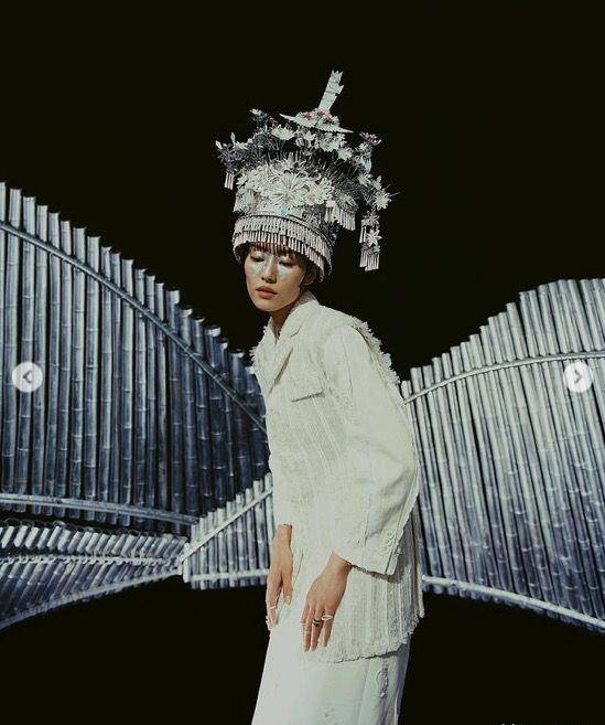 设计 意大利品牌跨界苗族设计，刘雯化身苗寨少女，国潮燃起来不得了