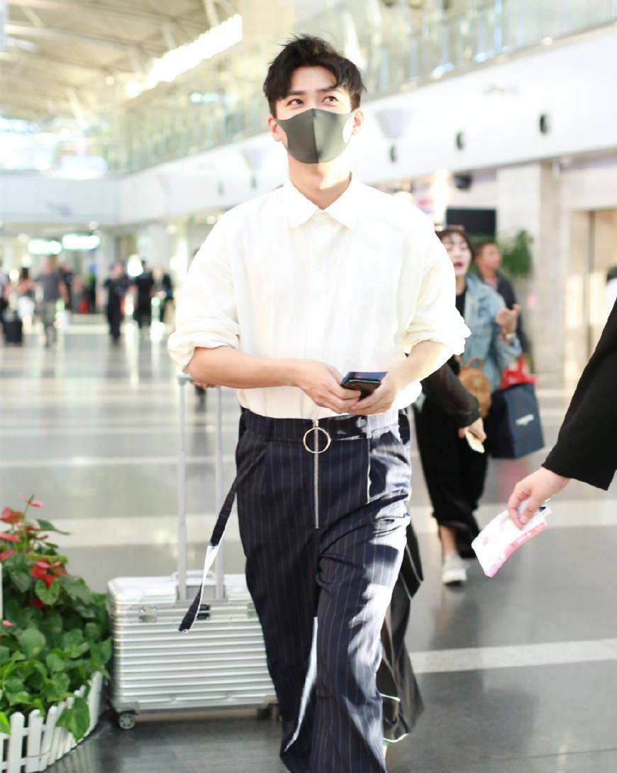 身材 熊梓淇变身“白马王子”，白衬衫配条纹裤穿出高级感！