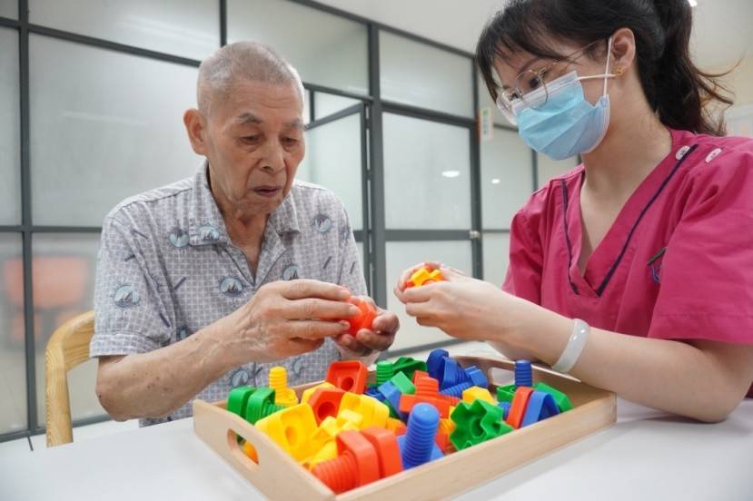 李叔进行拧螺丝康复作业疗法