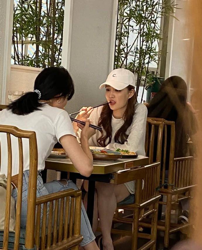 身材 徐璐聚餐被人偶遇,穿大码长袖玩失踪,粉丝镜头下嘴咬筷子好撩人