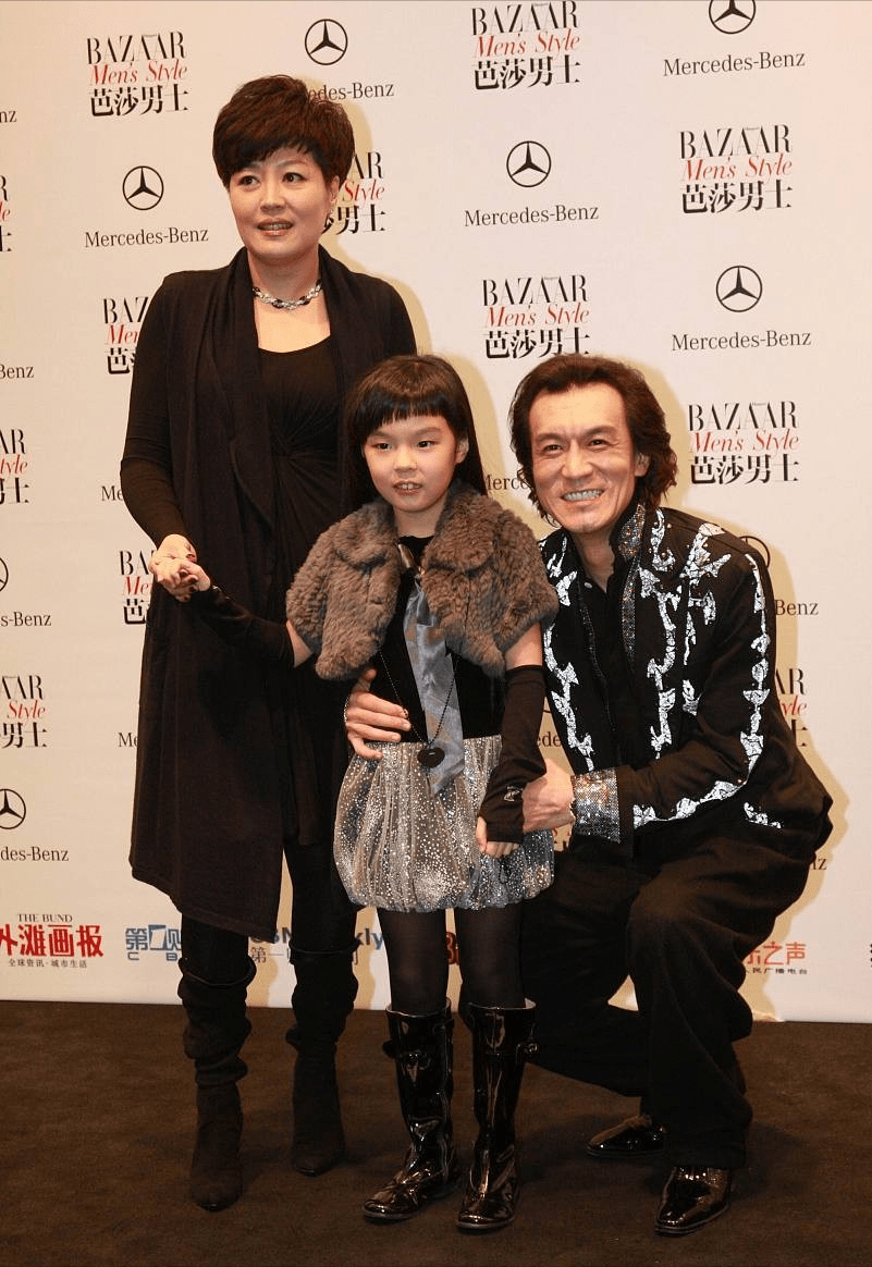 形象 哈文和女儿的状态真不错，一个染红发潇洒大气，一个似时尚博主