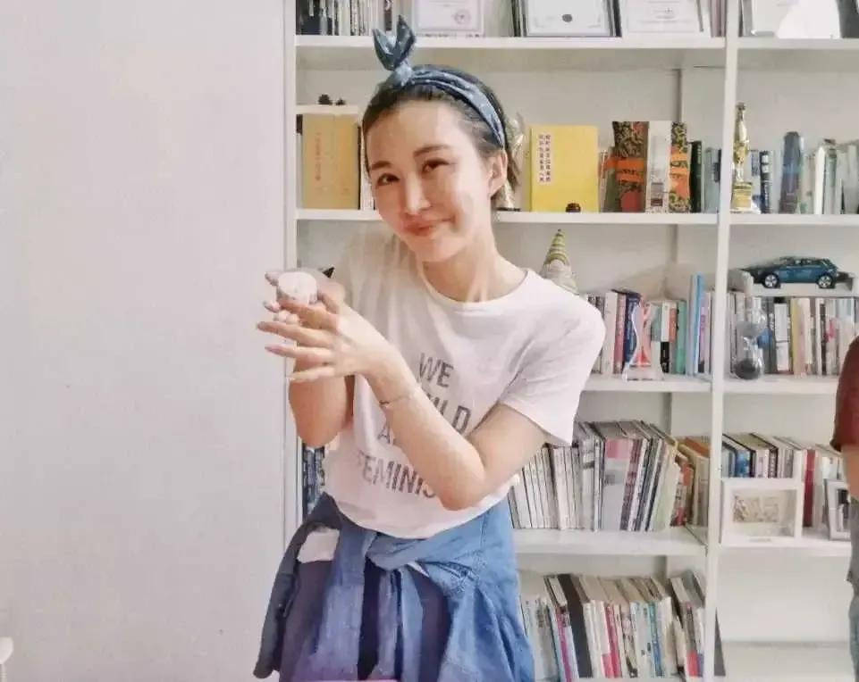 显得 王石娇妻晒近照，修饰过的脸浮肿又沧桑，看到了真实的中年妇女！