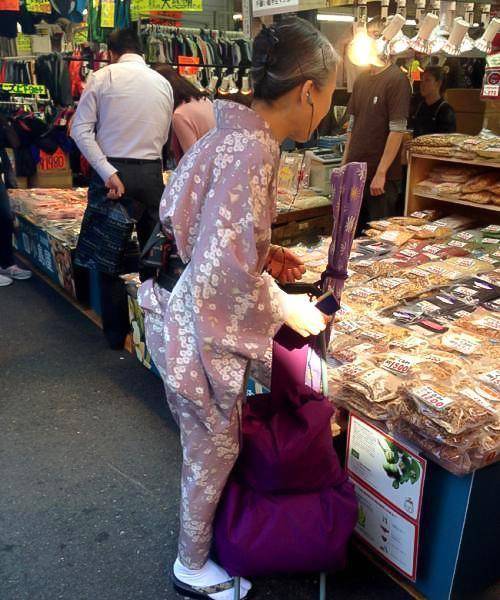 黑色 女人年过60岁又怎样？瞧“日本大妈”多爱打扮！自信的女人最美