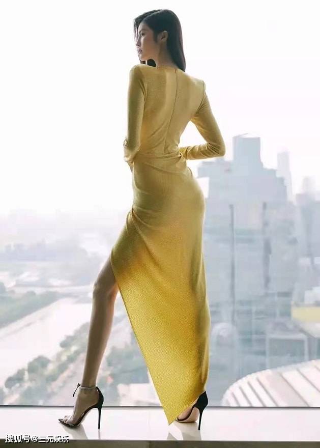 何穗站在窗台上凹造型穿低领长裙搭配高跟鞋连背影都让人心动