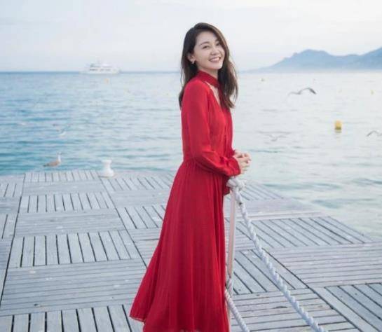 舞姿 郑恺眼光真不赖，娇妻苗苗海边红裙秀舞姿，尽显芳华魅力