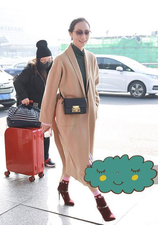 条纹 韩雪穿了件驼色大衣，配条纹长裙，脚上穿红色的靴子有年味！