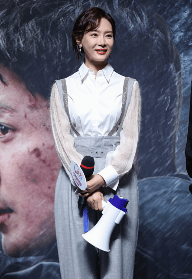 样子 陈数到底是怎么保养的，都44岁了也不显老，穿宽松裤既精致又显嫩