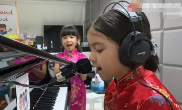 生活|梁咏琪晒女儿弹钢琴视频，自弹自唱实力很强，侧颜出镜五官优越