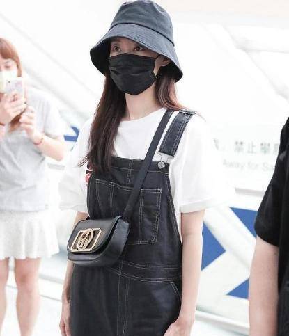 衣架子 张小斐不愧是个衣架子，T恤搭配背带裤都时髦洋气，怪不得能红