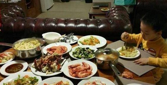 恶习|“短命鬼”吃饭时，惯有的3大“恶习”，希望你一个不占