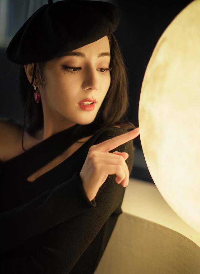 黑色 迪丽热巴“摩登造型”又酷又甜，斜肩上衣好个性，红心耳环是亮点