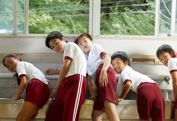 幼儿园|那些在幼儿园很受宠的宝宝，不一定是在拼父母，也可能是拼教养