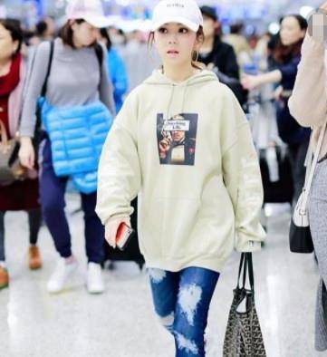 看法 邓紫棋丢掉紧身皮裤，却穿上了最普通的它，看到双腿时网友笑了？