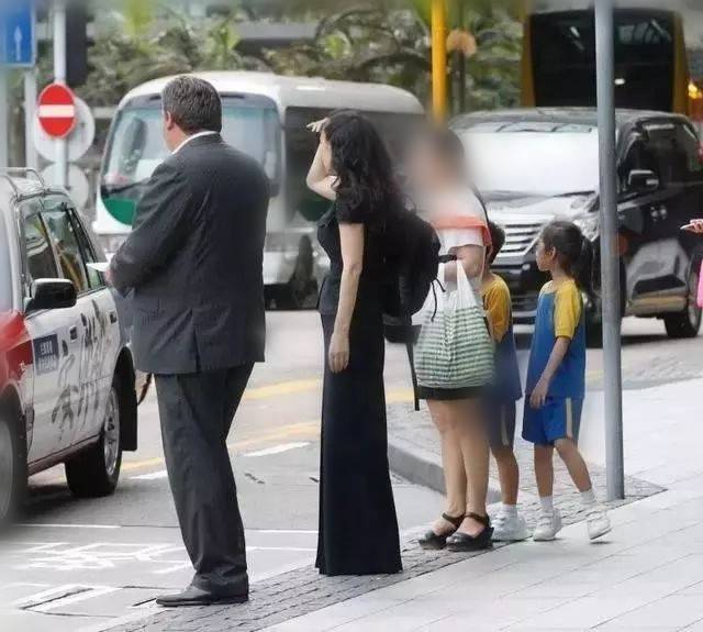 黑色 李连杰妻子奔六年纪风韵不减，一身黑也难掩曲线美，天生美挡不住