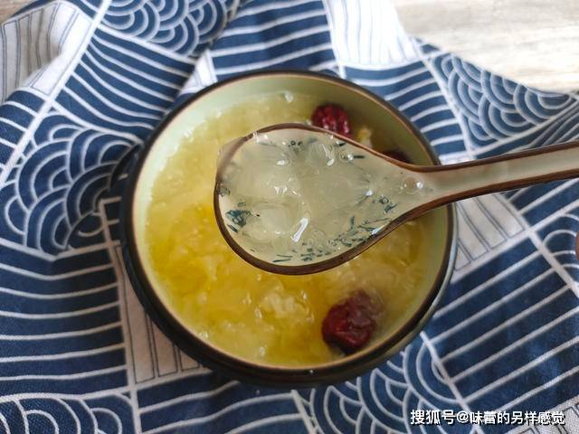 银耳汤做法要熬多少时间 3a9f5b26081749d9a170d9bb74862f13.jpeg