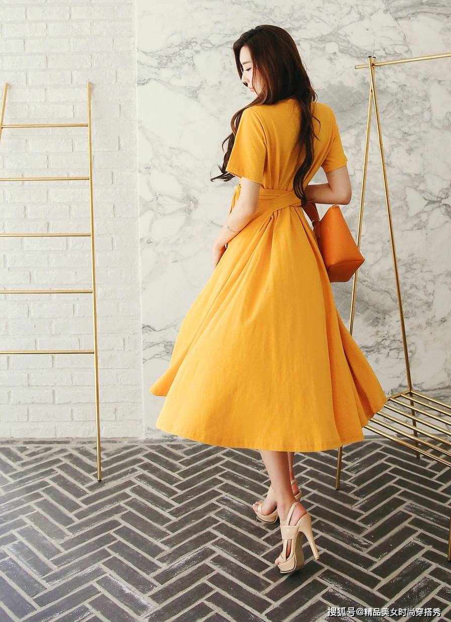 设计 黄色连衣裙搭配黄色高跟鞋精致时尚,说不尽的温柔可人