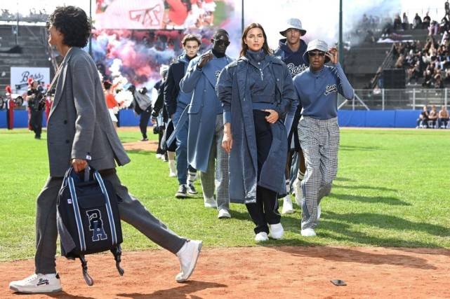 中性 超正辣模伊莲娜台风好赞！中性风搭配帅过男模特，私服秀出少女腿