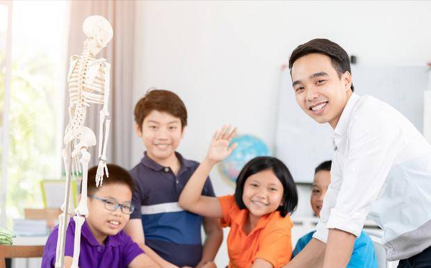 幼儿园|那些在幼儿园很受宠的宝宝，不一定是在拼父母，也可能是拼教养