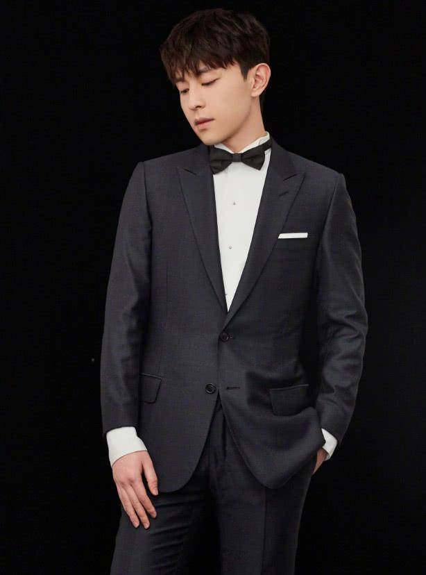 一身 邓伦着一身西装现身活动,新剧饰演北宋中医,女主不再是杨紫!