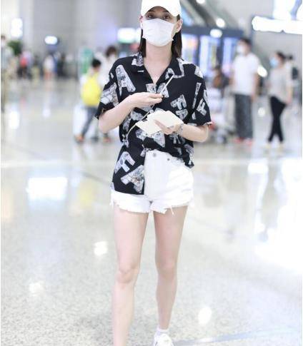 布鞋 何超莲窦骁手牵手出镜,男才女貌很登对,穿百元国货布鞋真低调