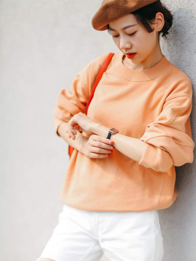 卫衣 如何穿出青春的少女感?配对颜色很重要,让你显得高级又上档次