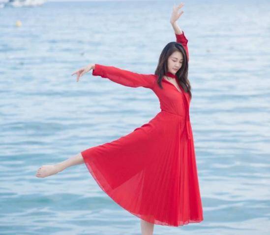 舞姿 郑恺眼光真不赖，娇妻苗苗海边红裙秀舞姿，尽显芳华魅力