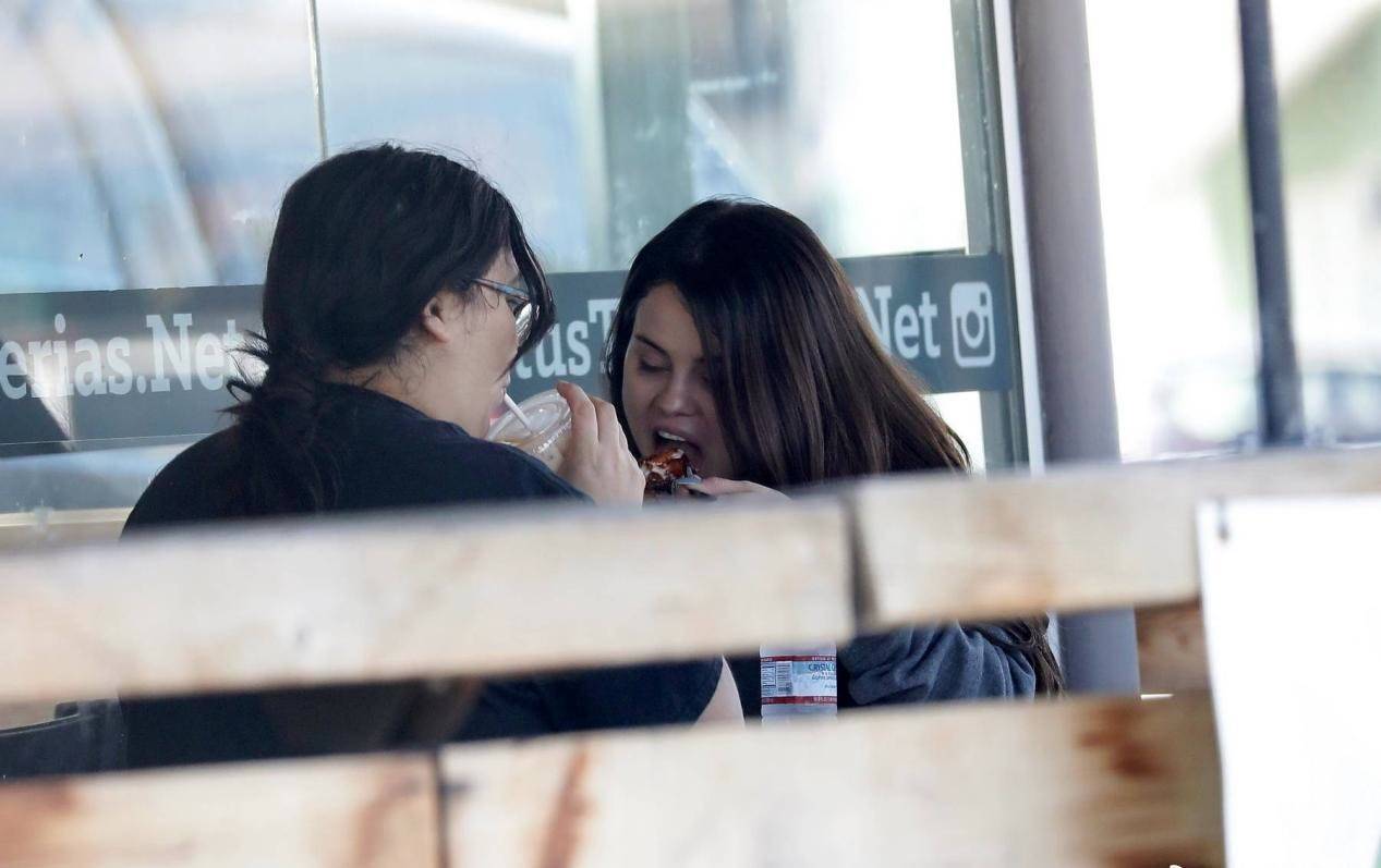 黑色 赛琳娜胖到让人认不出！肚子的肉像豆沙团子，身材忽胖忽瘦惹人疼