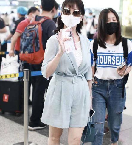 整体 赵雅芝终于不走少女风，西装配短裤飒爽又减龄，手部皱纹暴露年龄