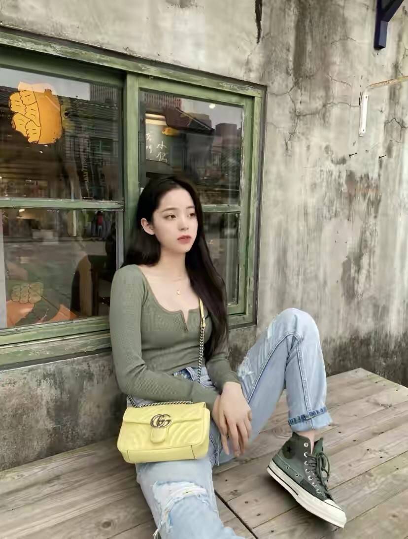 整体 欧阳娜娜“另类风”翻车！浮夸妆容让人看不懂，还是休闲风适合她