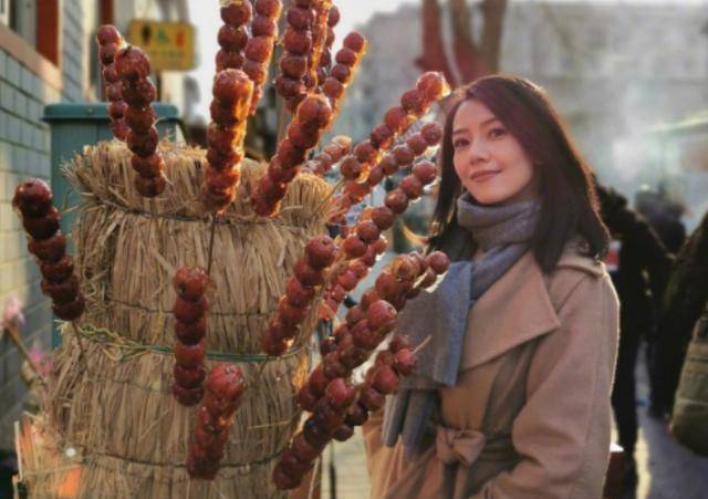 黑色 40岁高圆圆产后身材难恢复！穿牛仔衣太显水桶腰，女神惨变路人