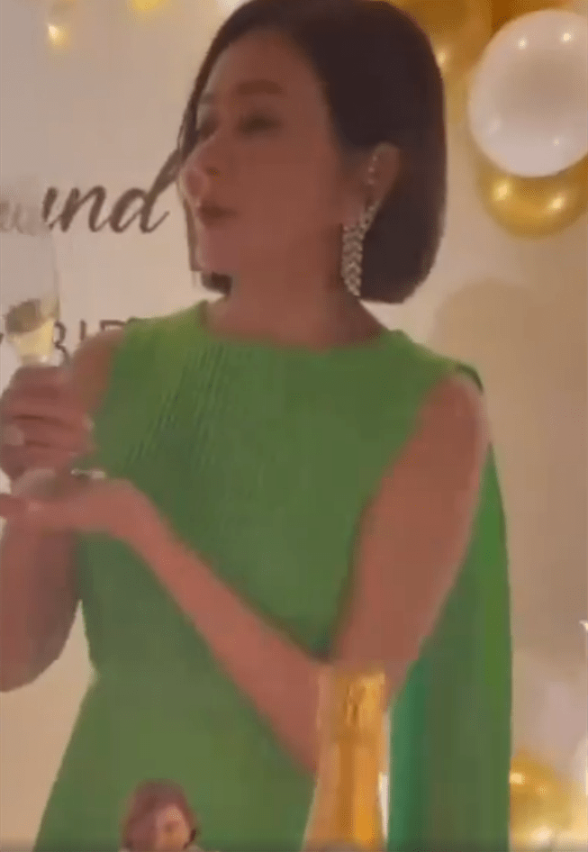 小姑娘 关之琳庆生会努力扮年轻，小姑娘都不敢尝试的绿裙子，她穿真减龄