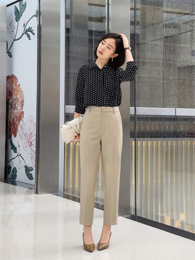 显得 “上班”穿什么衬衫好看？波点衬衫、蓝色衬衫搭配指南，高级洋气