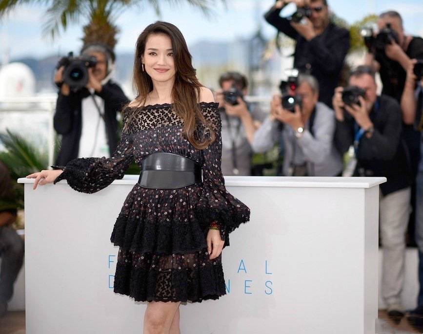 黑色 舒淇在国外美得高调,星点镂空裙小露香肩,高贵优雅不失妩媚风情