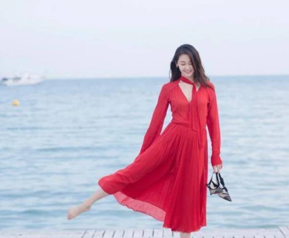 舞姿 郑恺眼光真不赖，娇妻苗苗海边红裙秀舞姿，尽显芳华魅力