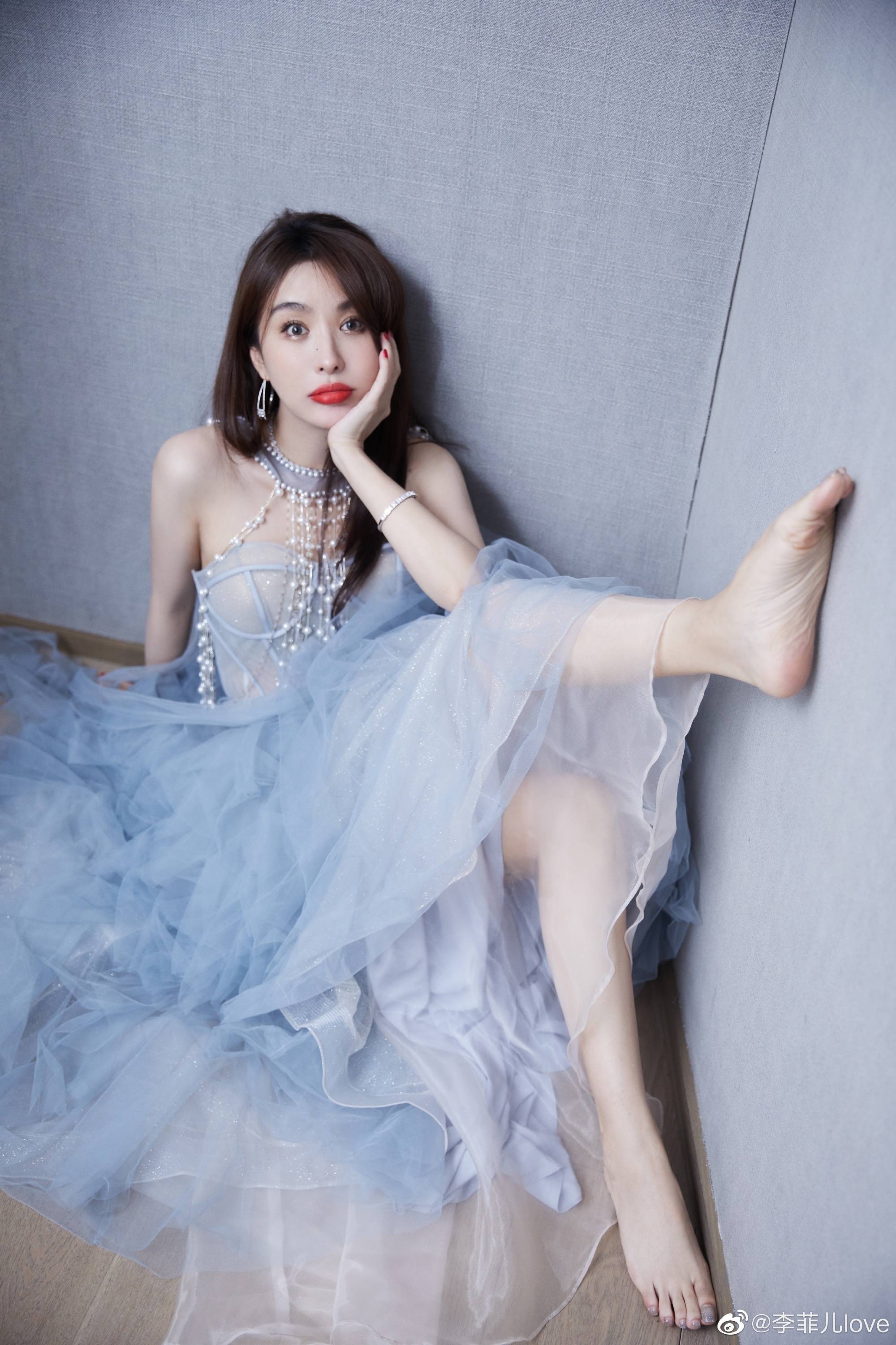 李菲儿穿黑色礼裙拍大片,在线让网友帮忙选衣服,网友:都好看!_裙子