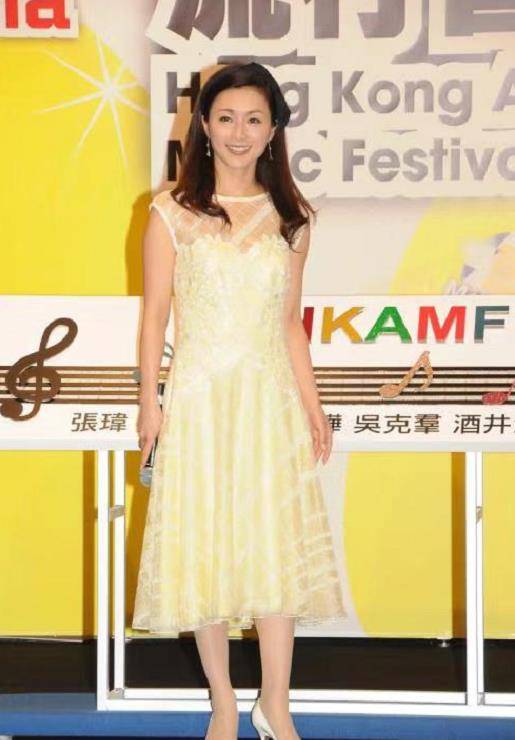 卫衣 47岁吴绮莉终于美回来了，47岁董卿一改优雅风格，50岁的酒井法子又美回来了