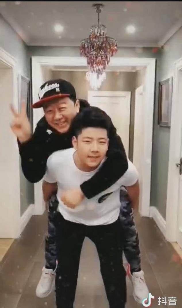 身材 郭涛14岁儿子疯长!首穿西装妈妈都得仰望,壮硕身材太有安全感